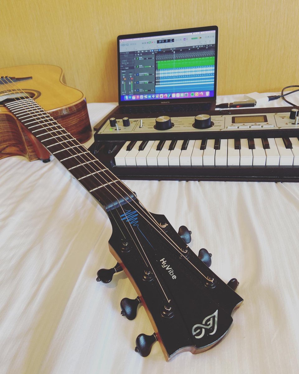 RYU59's tweet photo. 旅先のベッドで寝転がりながらの制作もたまには良いね。

たまには（笑）

#lagguitar #microkorgxl  #korg #macbookpro #logic https://t.co/CZnIuCwnGb