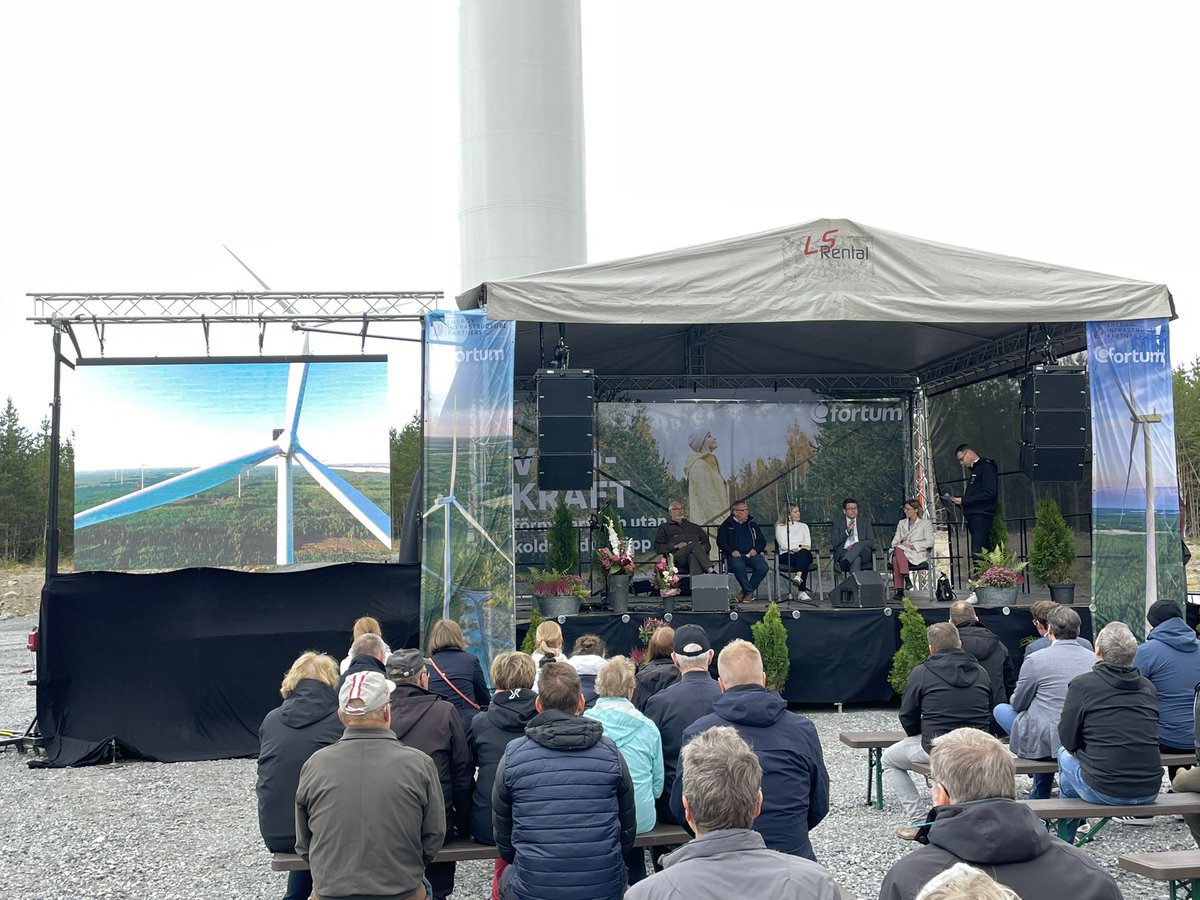 MrsFast's tweet photo. Kalaxin tuulivoimapuisto Närpiössä on ollut käytössä jo vuoden 2020 lopulta lähtien, mutta koronan vuoksi sen vihkiäisiä juhlistettiin yleisön kanssa vasta eilen! Hyväntuulinen tapahtuma keräsi mukavasti ihmisiä ❤️ #tuulivoima https://t.co/FN4JRV4YVr
