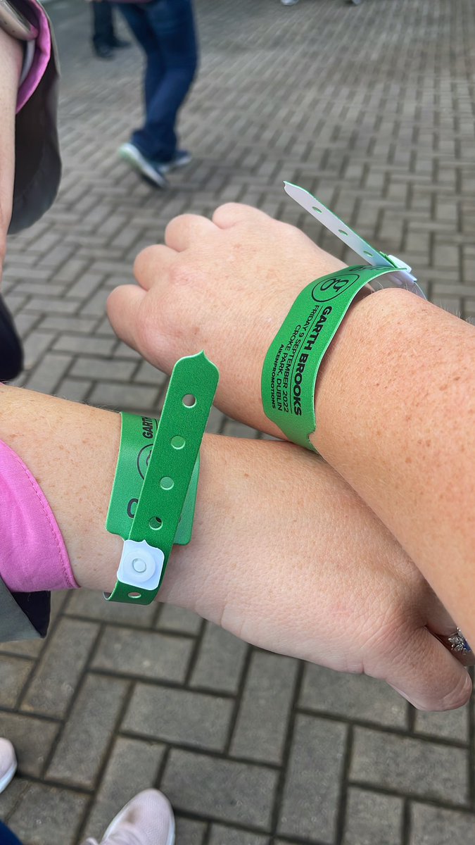 ChilliShar's tweet photo. Had a fantastic night at the opening of @garthbrooks last night , can’t wait to do it all again tomorrow.  Brought me back to 1997 but no running on the top stage platform this time. #CrokePark #inthepit #thestadiumtour #countrymusic https://t.co/AGGlHnKGMQ