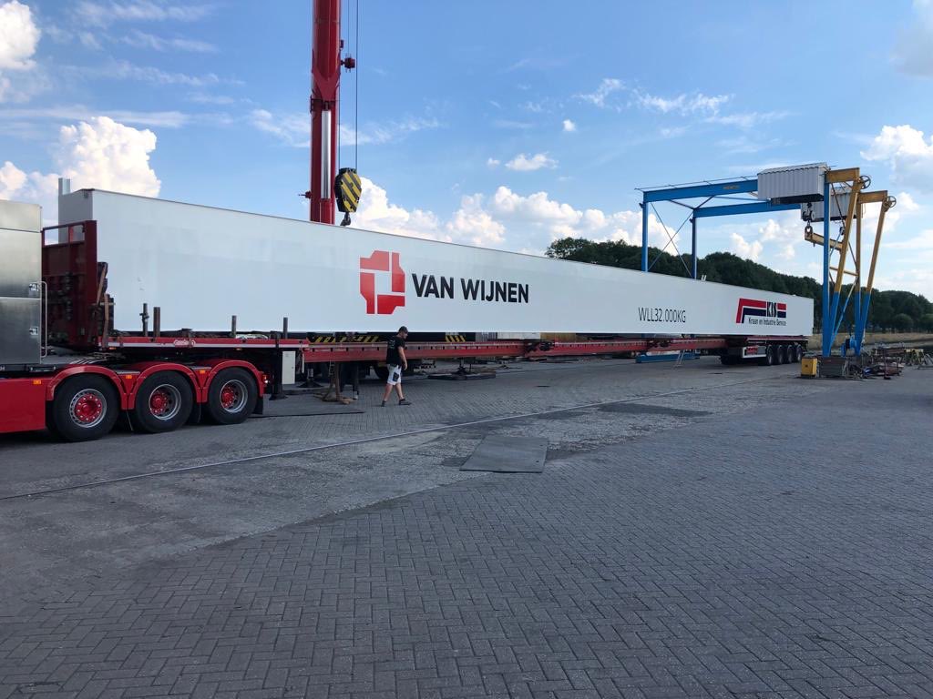 De portalen staan klaar. Laatste ‘liggertje’ voor het automatische tasveld van <a href="/fijnwonen/">Fijn Wonen</a> fabriek <a href="/VanWijnenGroep/">Van Wijnen</a> in de nacht getransporteerd van Hoogeveen naar <a href="/Heerenveen/">Gemeente Heerenveen</a>. Om Nederland van betaalbare woningen te voorzien. #nietnormaal