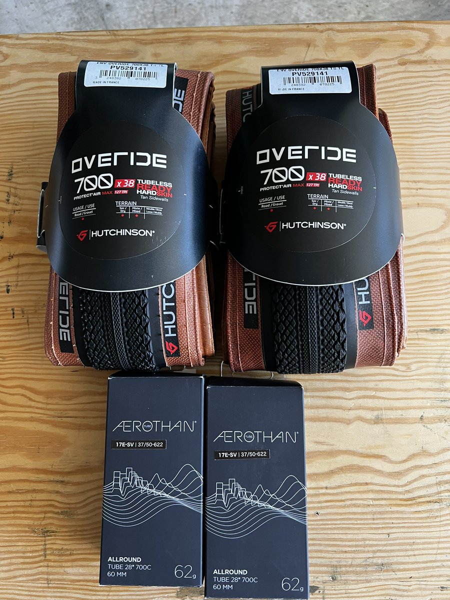 kamabonz's tweet photo. パンクしたのでタイヤ交換
ハッチンソンオーバーライド700x38c
シュワルベのTPUチューブ
#schwalbe #AEROTHAN
#HUTCHNSON #OVERIDE https://t.co/4aBsSohRzW