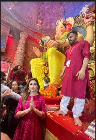 grace_entertain's tweet photo. @BiggBoss #BiggBossOTTKannada Bigg Boss 15 Contestant @donalbisht_fan @DonalBisht_FC @DonalBisht201 #donalbisht  goes pink as she visits @lalbaghcharaja #LalbaghchaRaja 
@GraceSofas

#gracesofa

#Mumbai

#gracesofaandentertainment

#EntertainmentNews 
https://t.co/Sct8tX8UCc https://t.co/4rQ81ipFuT
