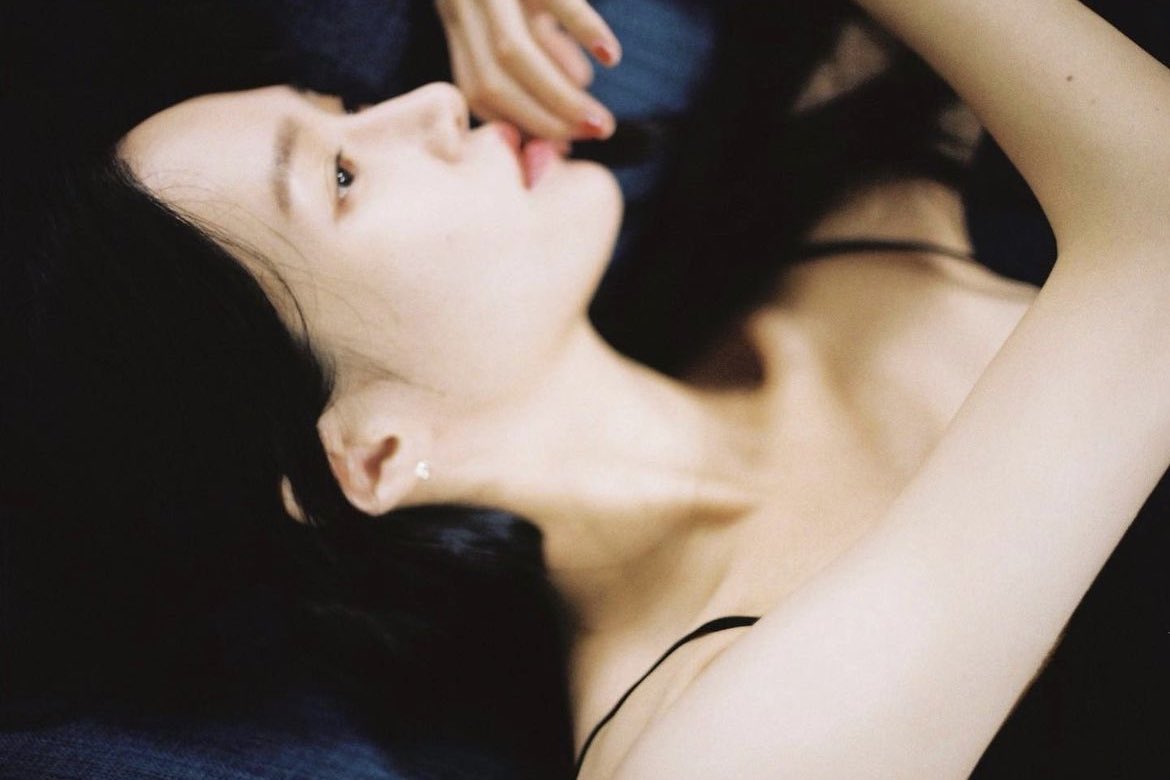 ⠀

           𝒔𝒉𝒆 𝒍𝒐𝒐𝒌𝒔 𝒔𝒐 𝒇𝒓𝒂𝒈𝒊𝒍𝒆 . . .
           𝑏 𝑢 𝑡 — 𝒊𝒔𝒏'𝒕 𝒔𝒉𝒆 ?

⠀