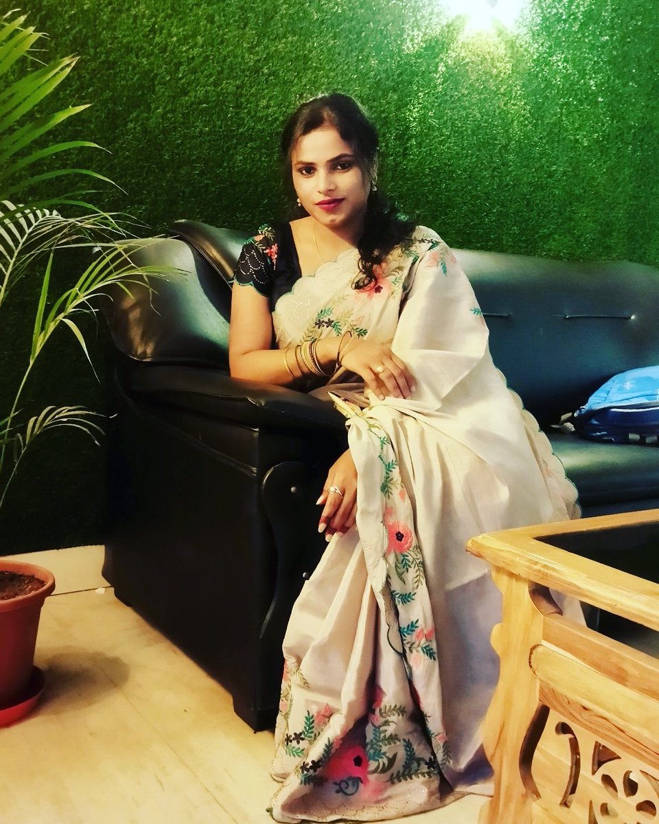 subhalaxmi1997's tweet photo. ସେ କୁହେ ଶାଢ଼ୀରେ ମୁଁ ବହୁତ ସୁନ୍ଦର ଦେଖାଯାଏ..ମୁଁ କୁହେ ଆଜି କାଲି ଜିନ୍ସ ହଟପ୍ୟାଣ୍ଟ ପିନ୍ଧିବା ଯୁଗରେ ଶାଢ଼ୀ କିଏ ପିନ୍ଧୁଛି ?

ସେ ଯାହାବି ହେଉ , କାହିଁକି କେଜାଣି ସେବେଠାରୁ ଶାଢ଼ୀ ପ୍ରତି ମୋର ଦୁର୍ବଳତା ବଢିଯାଇଛି....❤️ https://t.co/thqRKmgpxu