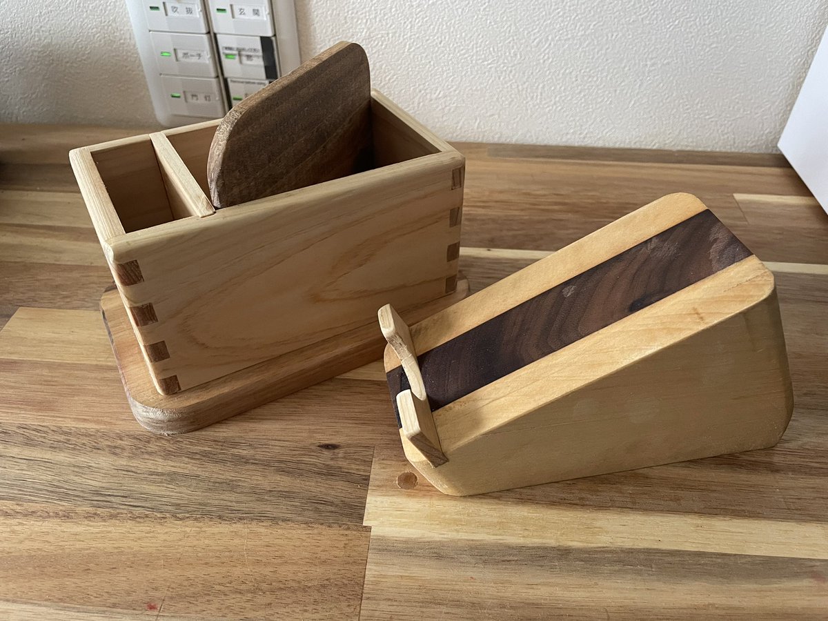 日曜大工ならぬ土曜大工。
デスク用のペンスタンド、
スマホスタンドを作りました。

ペンスタンドは、あられ組という難易度破滅級の組み方で作ってみましたよっ！

物作りは、
頭の中真っ白にして、
没頭出来るから好きです。

鬼滅コラボもボチボチやりますかね。