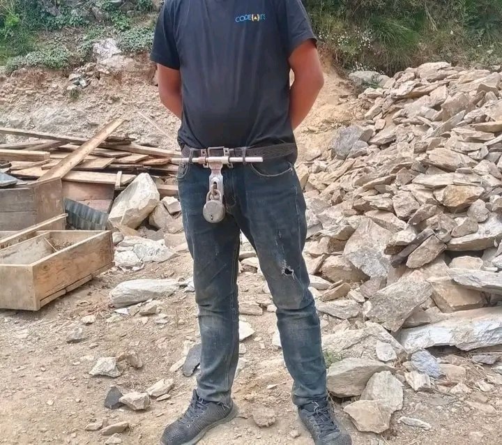 अब कसले हाल्छ मुद्दा
 लौ तो म पनि हेर्छु। ।