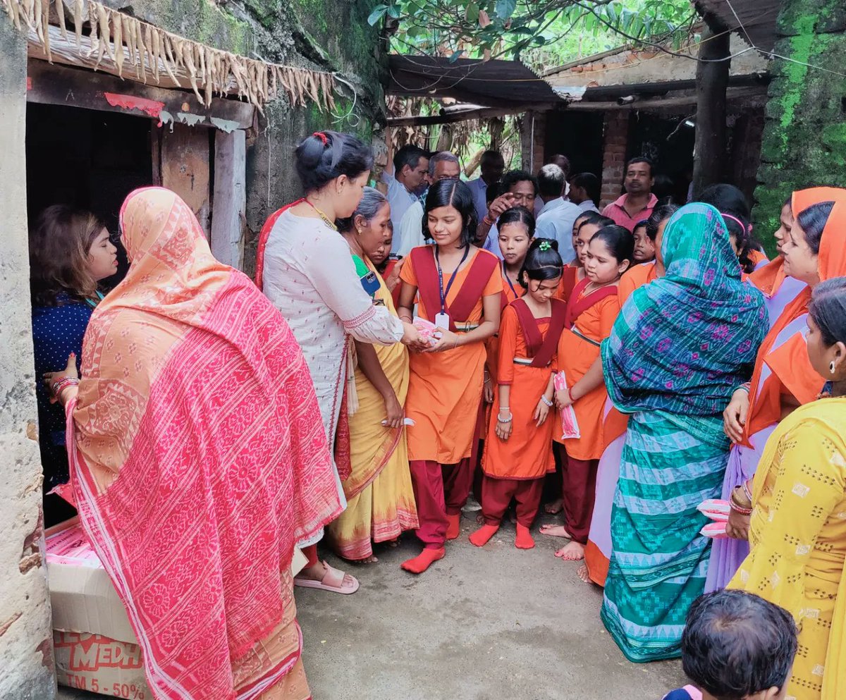 rosalinpatsani's tweet photo. Continuation to #distributiondrive, awareness, and counseling about #health & #hygiene. Heartfelt gratitude to Bijoylaxmi Kar Madam & Nexus Power for your generous support. And many thanks to Annapurna Pandey madam for your presence & guidance. https://t.co/0rDSNrgAKM