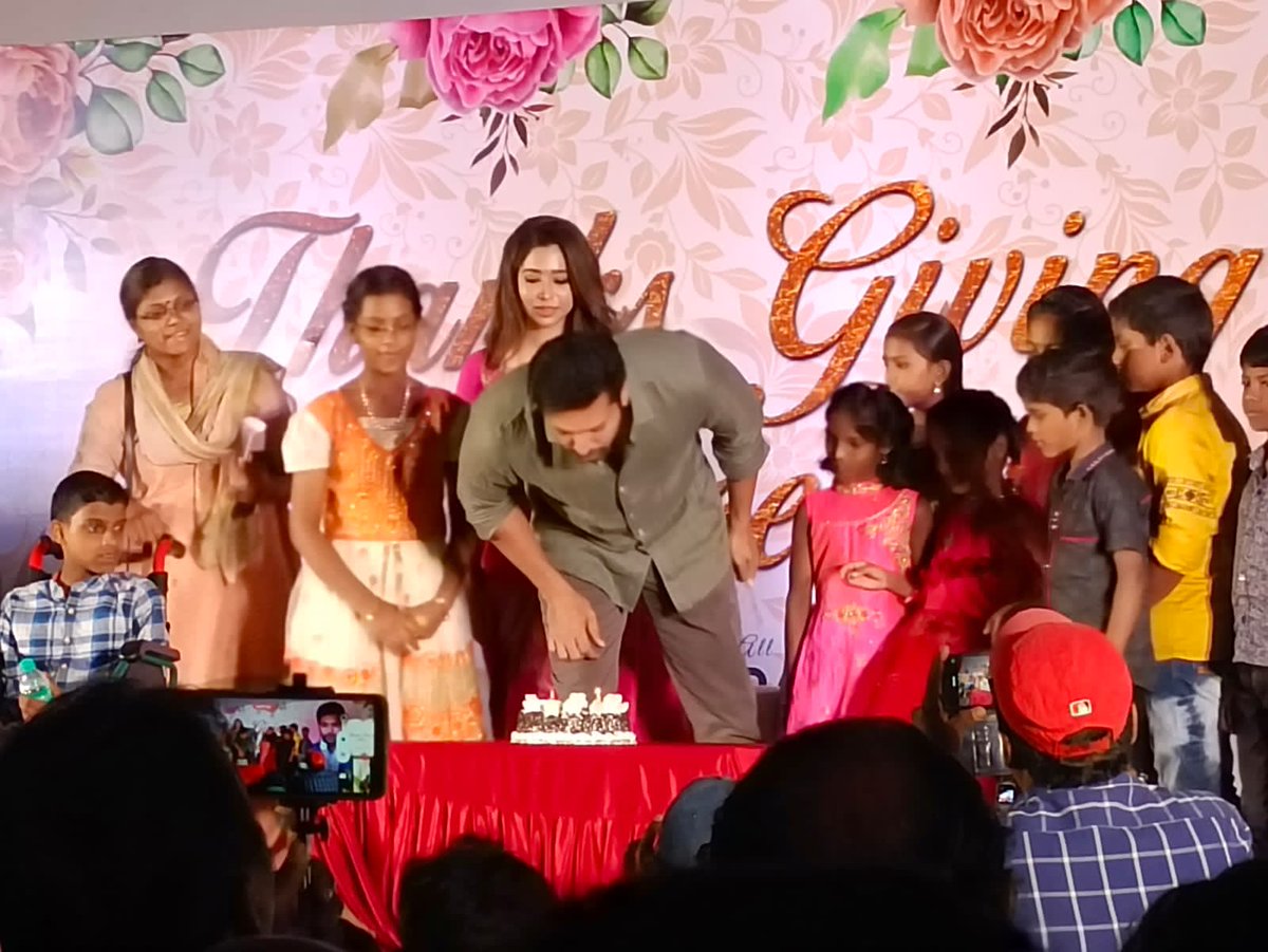 PadamCinema's tweet photo. Actor @actor_jayamravi Celebrated his birthday with kids !! 
#HBDJayamRavi #HappyBirthdayJayamRavi #JayamRavi https://t.co/COhi2bdtOa