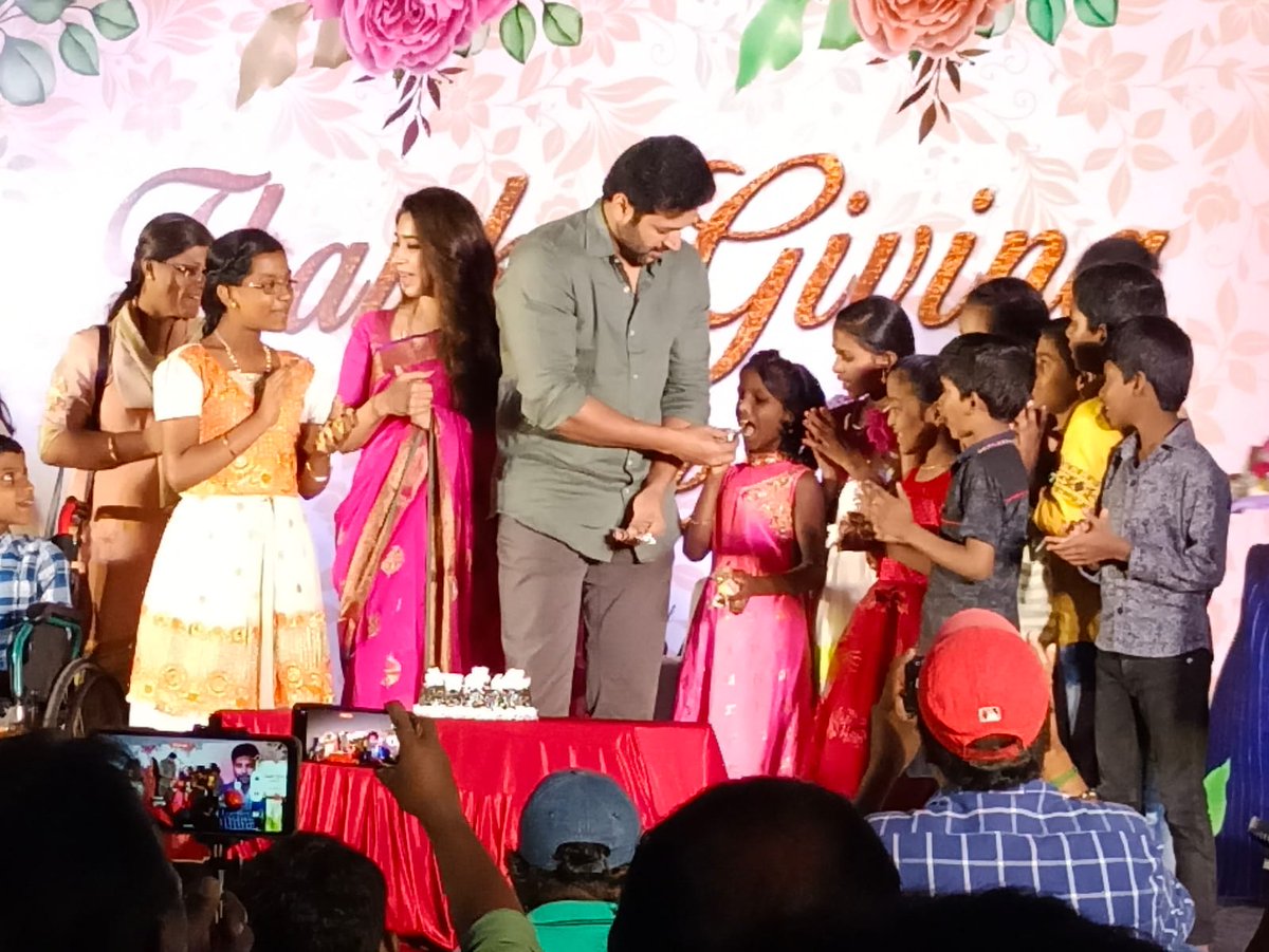 PadamCinema's tweet photo. Actor @actor_jayamravi Celebrated his birthday with kids !! 
#HBDJayamRavi #HappyBirthdayJayamRavi #JayamRavi https://t.co/COhi2bdtOa
