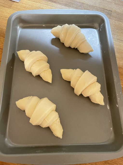 クロワッサン作った!!
美味しいけど、焼きムラがすごい!
オーブンほしいわ 