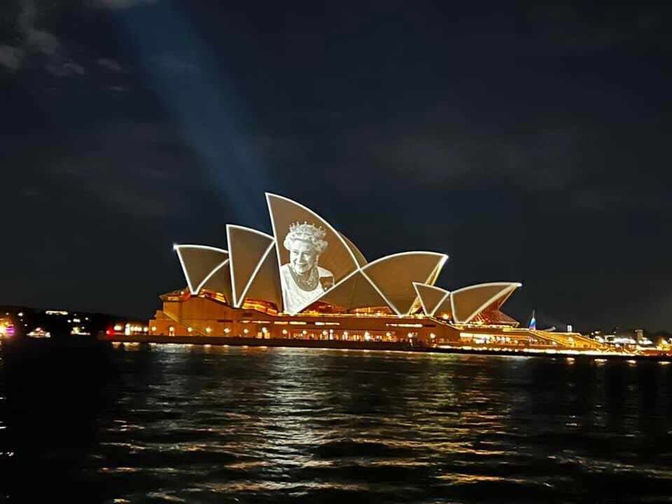 Fugijoe's tweet photo. Sydney paid its respects last night. My sincere condolences to family and friends across the United Kingdom, here in Australia, New Zealand and the Commonwealth on the passing of your Queen, Sovereign and Head of State. We’ll not see her likes again. May she Rest In Peace. https://t.co/xqaa3XJwBg