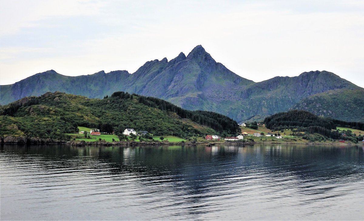 On to the #LofotenIslands and our last port in the #ArcticCircle! 🇳🇴@ThePhotoHour @StormHour @StormHourMark @YourAwesomePix @lebalzin @visitnorway #ePHOTOzine #Norway #Reine #landscapephotography