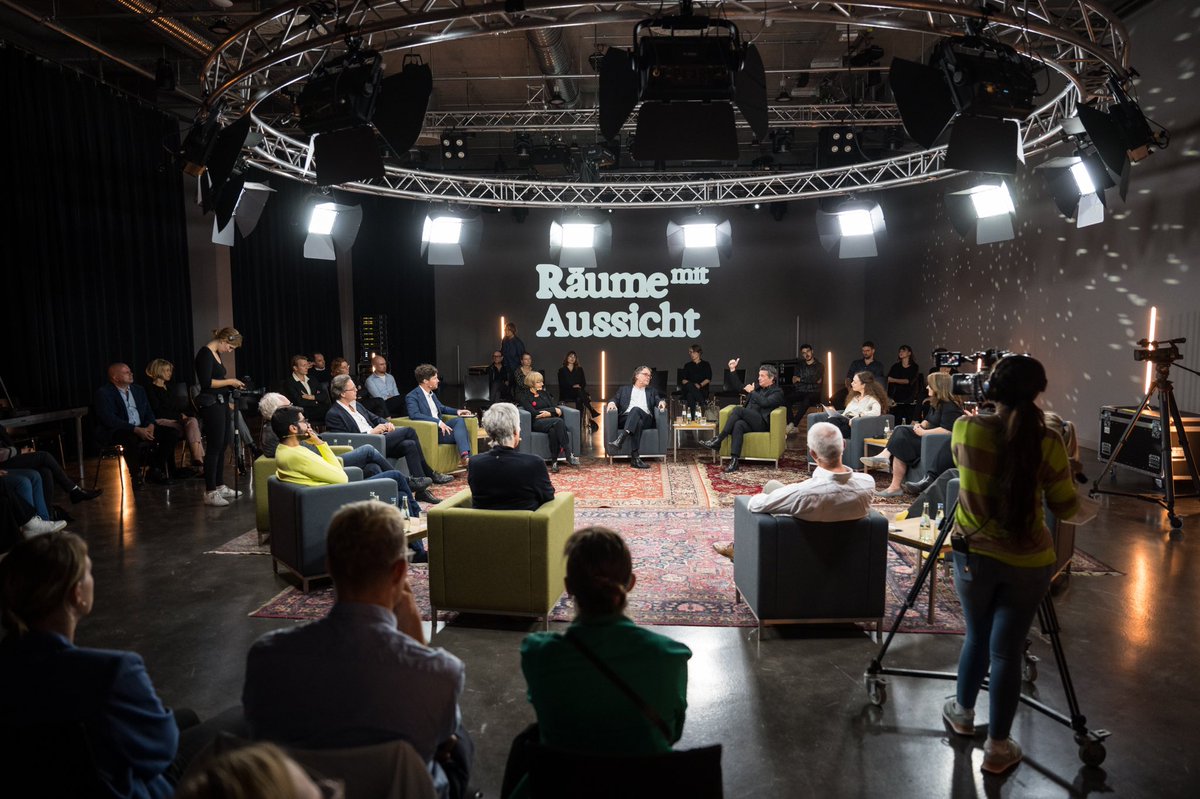 ThomasMannHouse's tweet photo. Die Talkrunde der Thomas Mann Fellows 2021 eröffnete Aussichten und zeigte einmal mehr, wie wichtig die Residencies nicht nur für die einzelnen Menschen, sondern für transatlantische Beziehungen sind.

📸 @fotokombinat 

#RäumeMitAussicht #VATMH https://t.co/mXxi7B3vml