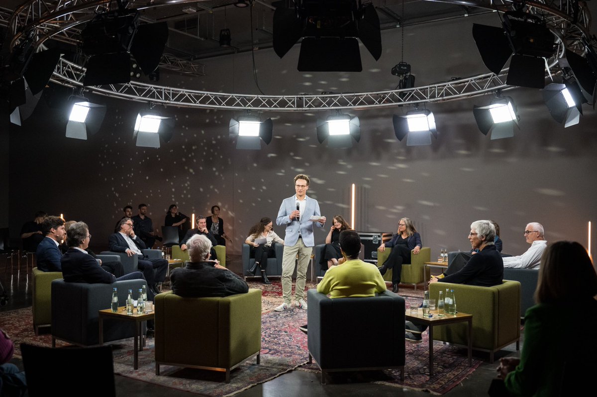 ThomasMannHouse's tweet photo. Die Talkrunde der Thomas Mann Fellows 2021 eröffnete Aussichten und zeigte einmal mehr, wie wichtig die Residencies nicht nur für die einzelnen Menschen, sondern für transatlantische Beziehungen sind.

📸 @fotokombinat 

#RäumeMitAussicht #VATMH https://t.co/mXxi7B3vml