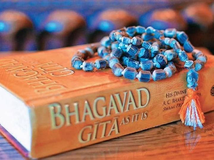 DrVivekBindra's tweet photo. देश में राष्ट्रीय गान, राष्ट्रीय गीत, राष्ट्रीय झंडे की तरह जल्द ही राष्ट्रीय ग्रंथ भी होगा। भारत सरकार श्रीमद्भागवत गीता को राष्ट्रीय ग्रंथ घोषित कर सकती है। इसे अमलीजामा पहनाने के लिए सरकार बड़ी संजीदगी से विचार कर रही है। इसके लिए सरकार अलग-अलग मंत्रालयों से राय ले रही है। https://t.co/NqE2znGdlW