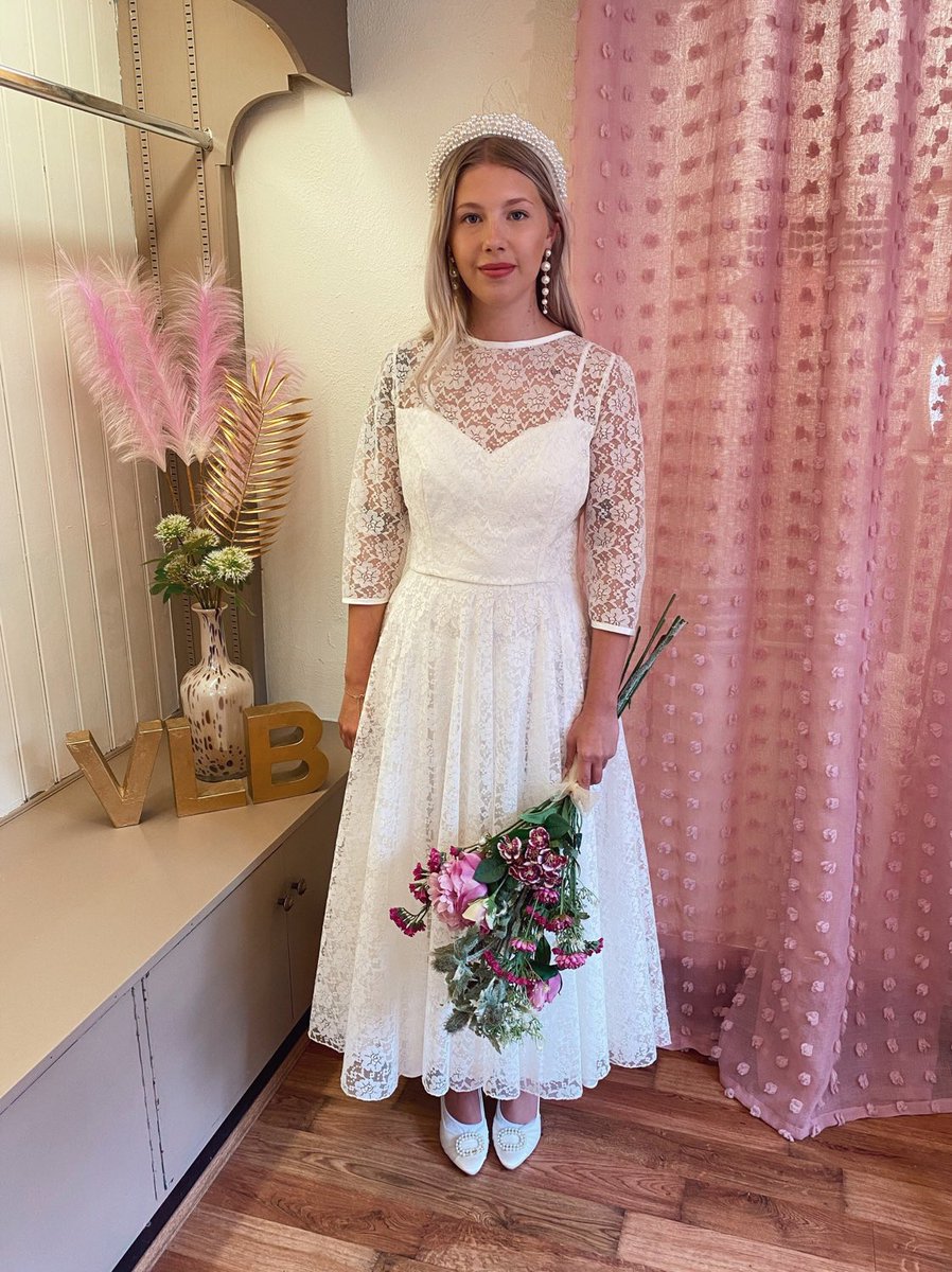 LoveVintageLane's tweet photo. Ivory Lace #TeaLength #Wedding Dress, 3/4 Long sleeves, illusion back, Ballerina Length, Vintage 1950s Gown UK Size 10, US 6 https://t.co/4Ad6l3ImFn https://t.co/VRYdiztCPE