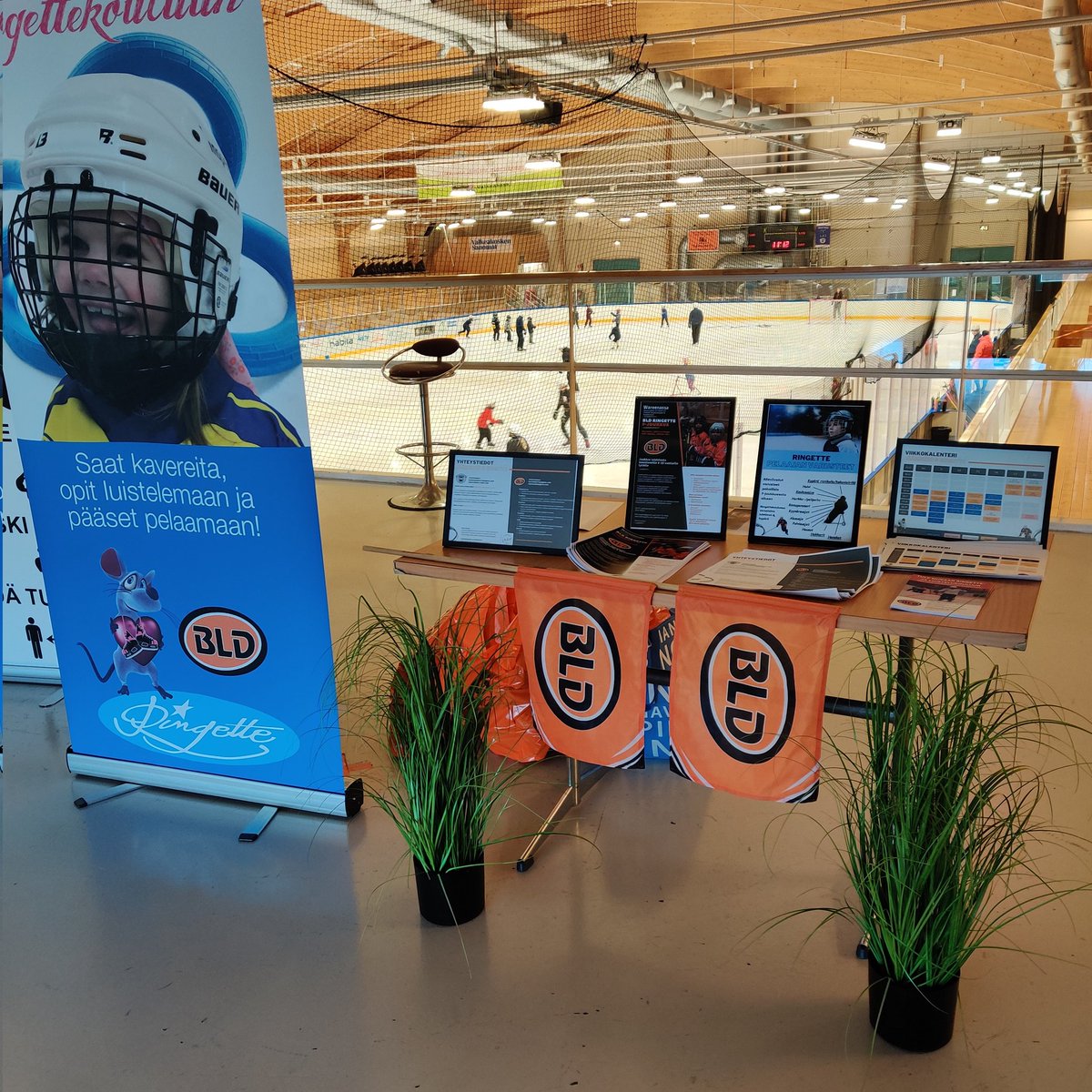 bldringette's tweet photo. @bldringette ja @KiekkoAhma järjestivät yhteisen kaveripäivän lapsille. Samalla jäällä #jääkiekko ja #ringette. @Valkeakoski1923 https://t.co/Yvwtsc1nVU