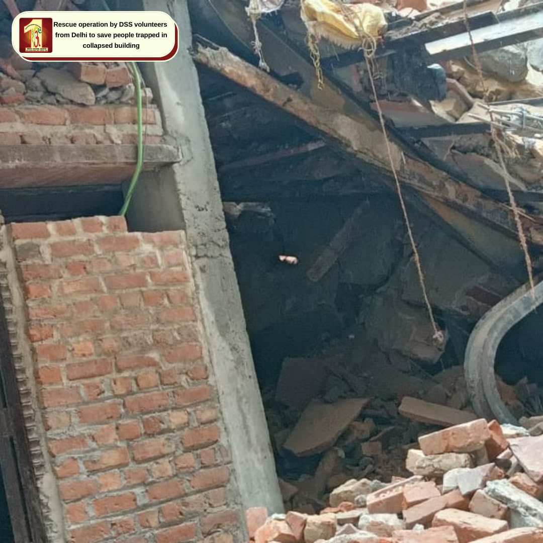DSSNewsUpdates's tweet photo. Motivated by teachings of St Dr @Gurmeetramrahim Singh Ji Insan,#DeraSachaSauda’s volunteers rushed to the spot for rescue operations as they got to know about building collapse in Delhi.Thanks to Guruji for instilling passion among volunteers to serve humanity! #DisasterRelief https://t.co/8KgPNiM1D6