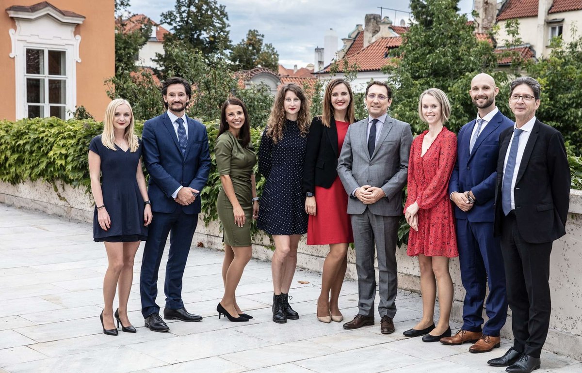 AlexisDutertre's tweet photo. 🇫🇷🤝🇨🇿🇪🇺| Félicitations aux diplômés du double Master/MBA de #management des #entreprises de l’institut franco-tchèque de gestion #IFTG, 31e promotion du partenariat entre @vsecz et @iaelyon !
Remise des diplômes @France_CZ en présence du ministre de l’Education @VladimirBalas. https://t.co/zCsdeDmCM9