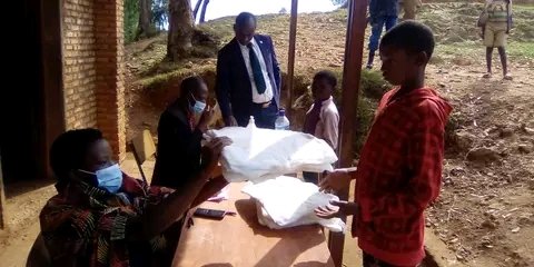 commune_kiganda's tweet photo. #Burundi:L 'Administrateur de la @commune_kiganda Omer Ndikubwayo s'est rendu,ce matin du 10/9/2022,sur certains sites de distribution des moustiquaires imprégnées d'insecticides à longue durée d'action.Le constant est que le travail se déroule normalement.
@ @MininterInfosBi https://t.co/bQgXvlrwlG