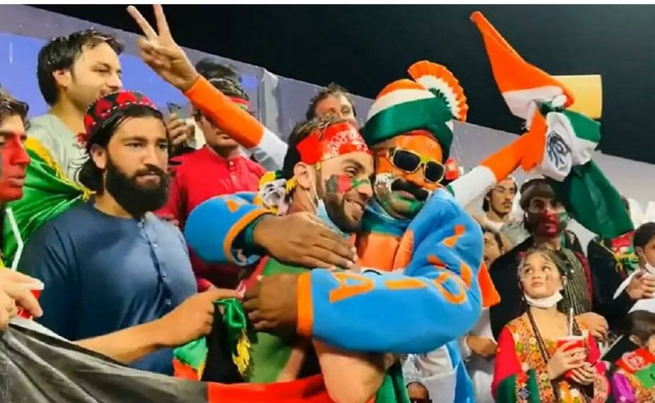 DALuv_e_Kashmir's tweet photo. The scenes in Sharjah were the total opposite.😍🇮🇳India Vs Afghan 🇦🇫👬
Asia Cup T20 match b/w #Pak &amp; #Afghan in Sharjah, videos of Afghan fans thrashing Pak fans in the stands &amp; breaking chairs which went viral reveals that religion doesnt make relations better but #humanity does https://t.co/rTem0DXa5Q