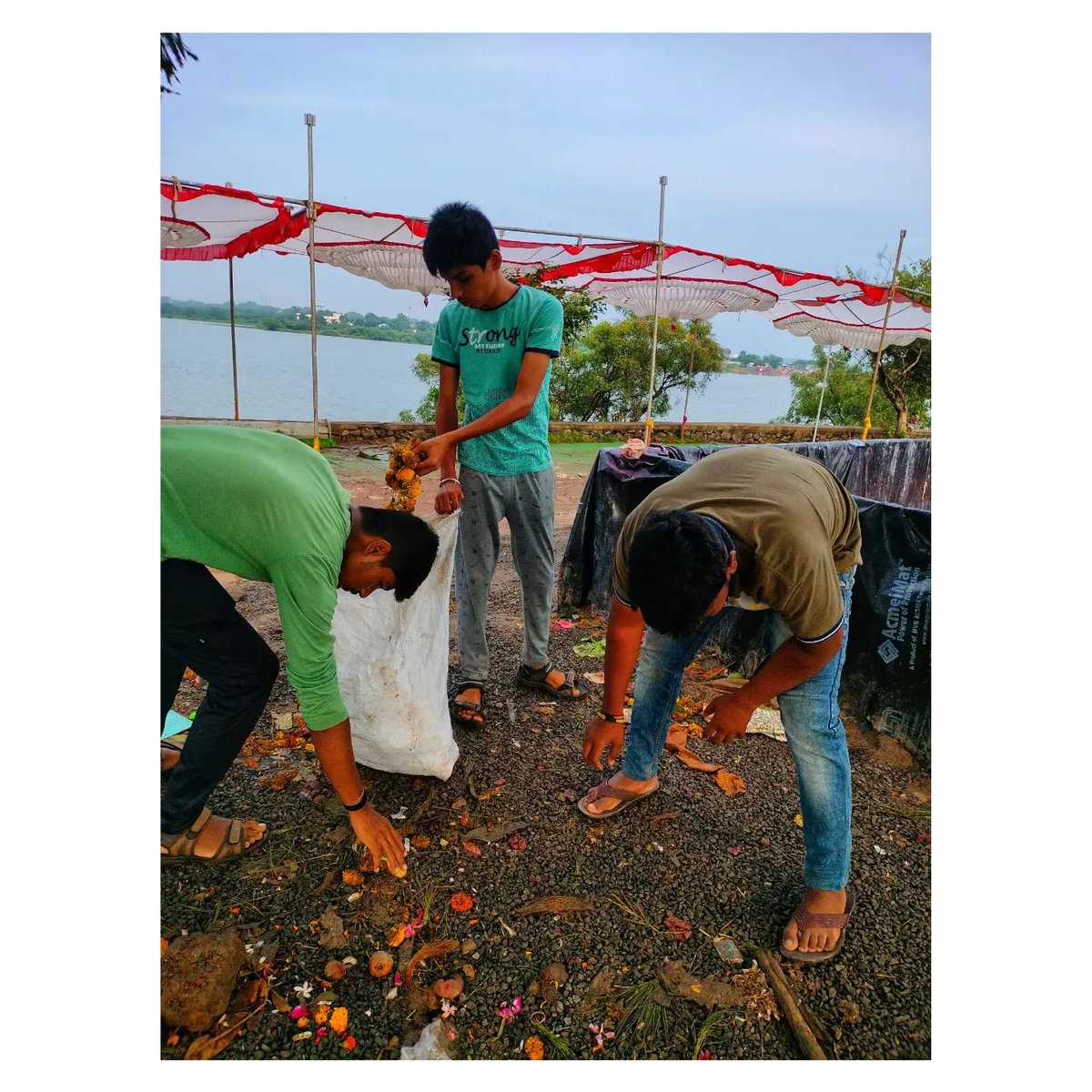 sfdmaha's tweet photo. अभाविप जालना व विकासार्थ विद्यार्थी (SFD) तर्फे मोती तलाव परिसर स्वच्छता संपन्न
 दि.१० सप्टेंबर :- अखिल भारतीय विद्यार्थी परिषद व विकासार्थ विद्यार्थी,जालना (SFD) तर्फे आज गणेश विसर्जना नंतर जालना शहरातील मोती तलाव परिसर येथे स्वच्छता करण्यात आली. 
#SFDJalna https://t.co/D8zXclep2g
