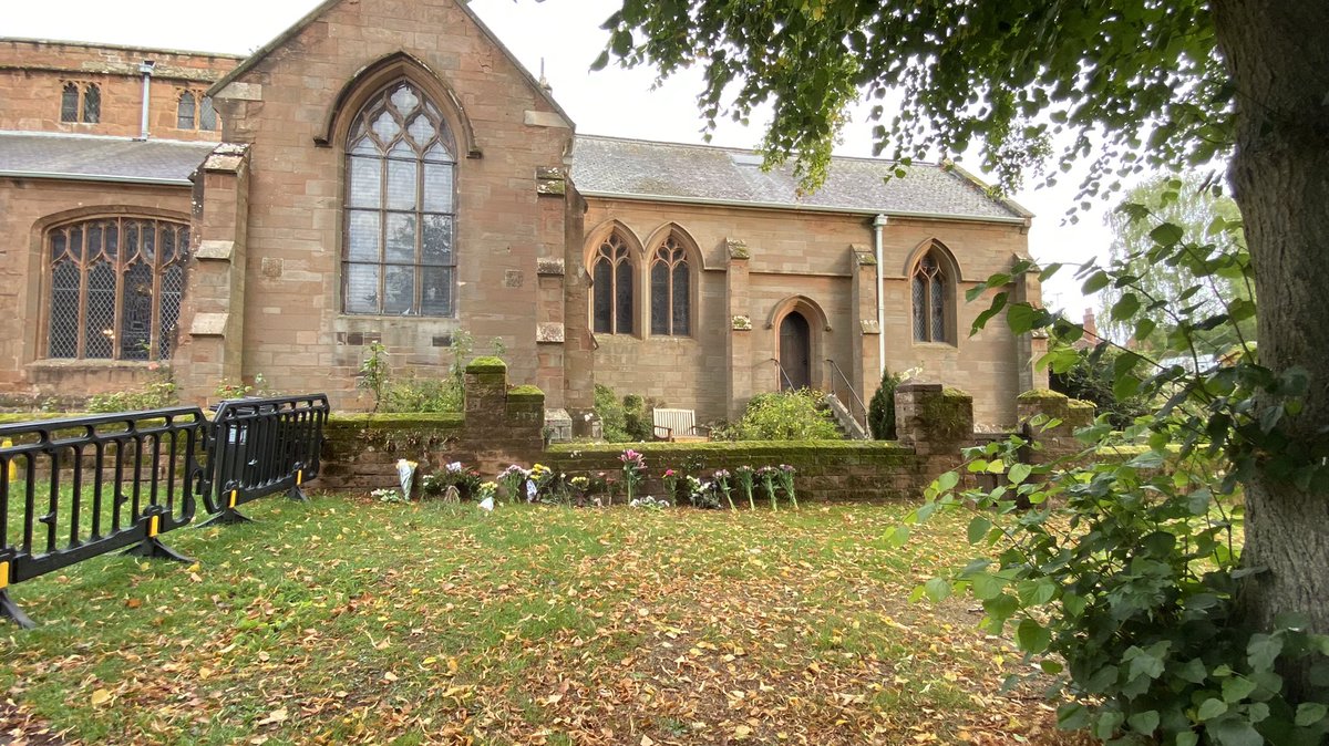 JacksonShiralee's tweet photo. Rest In Peace HRH Queen Elizabeth II 1926 -2022
Paying our respects locally at St Nicholas Church Kenilworth this morning 10.10.22 https://t.co/mrcKlu5LbY