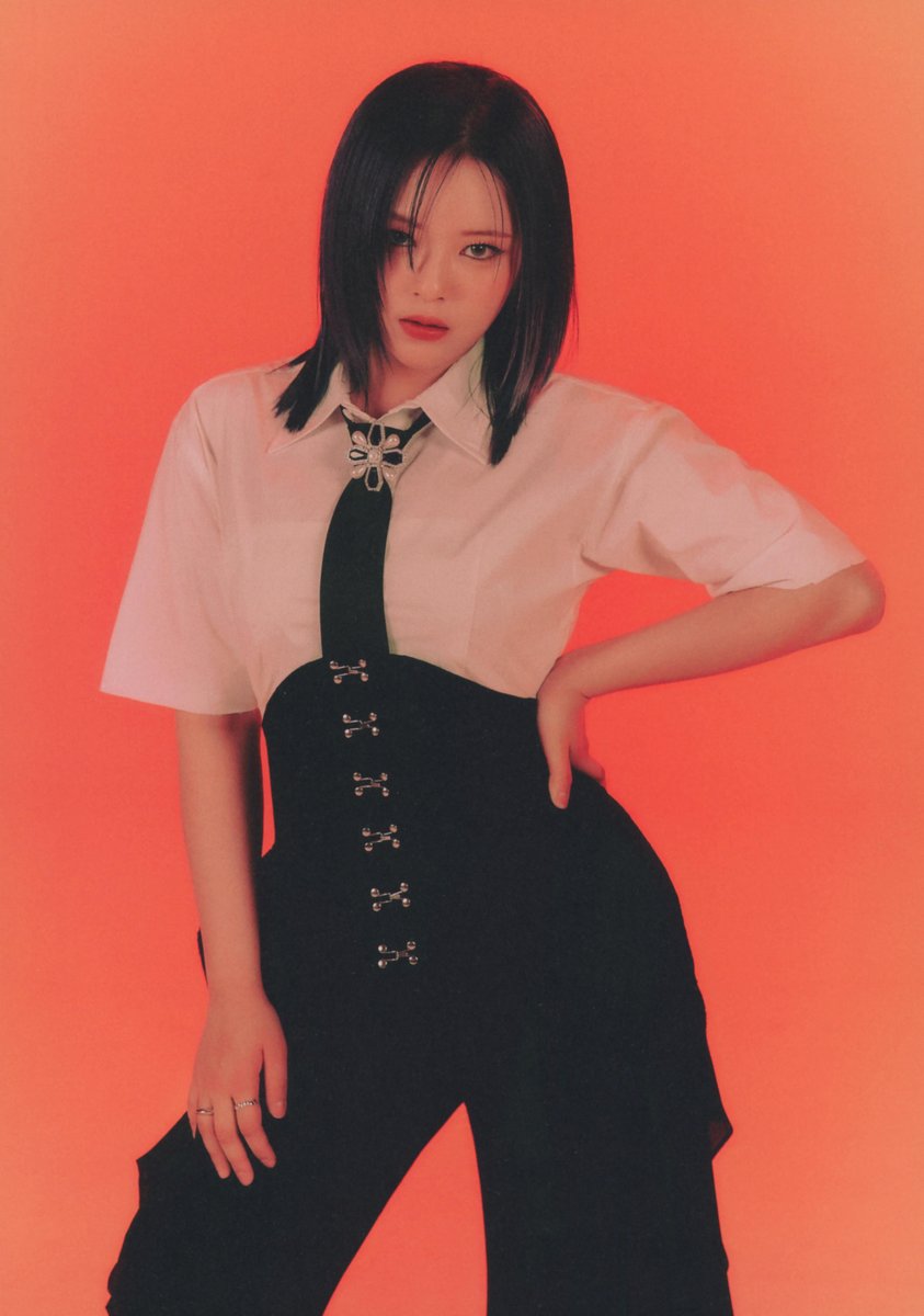 TWICE JEONGYEONセット TWICE JEONGYEON (with Momo) 🖤🖤🖤 Instagram update 