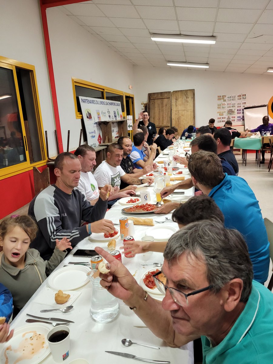 LimensJsa's tweet photo. Premier repas seniors,  passage ai micro pour les nouveaux arrivés 🤣 https://t.co/tJAzCNrJGX