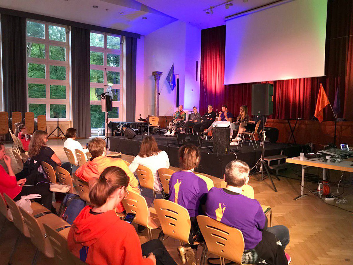 schule_anders's tweet photo. Gestern Abend starker Auftakt beim Bildungsfestival von #SchuleMussAnders mit einer Diskussion zu fehlender Bildungsgerechtigkeit. 
Heute geht's weiter in der Fritz-Karsen-Schule. Starkes Programm bis 18 Uhr, falls ihr noch spontan Lust habt. #twlz https://t.co/Vr1owK7FN1