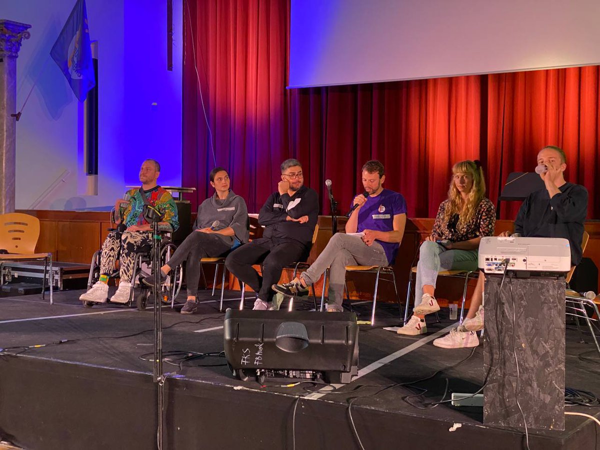 schule_anders's tweet photo. Gestern Abend starker Auftakt beim Bildungsfestival von #SchuleMussAnders mit einer Diskussion zu fehlender Bildungsgerechtigkeit. 
Heute geht's weiter in der Fritz-Karsen-Schule. Starkes Programm bis 18 Uhr, falls ihr noch spontan Lust habt. #twlz https://t.co/Vr1owK7FN1