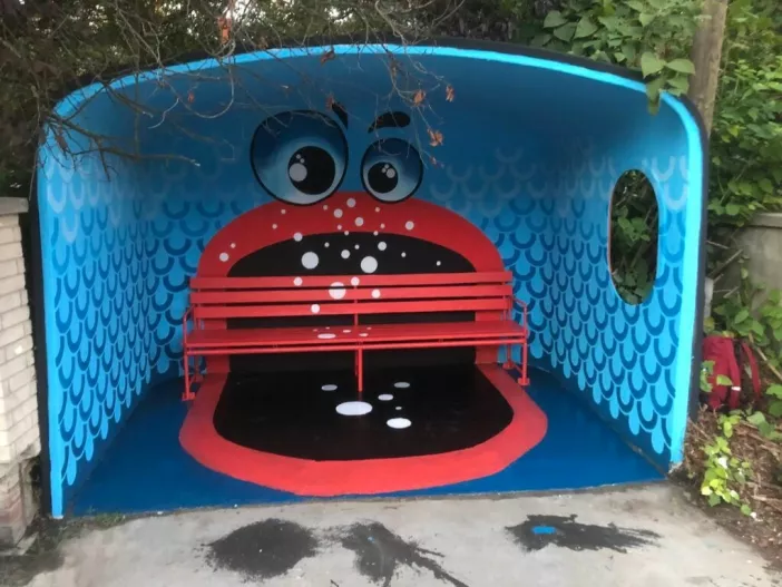 ketfarkukutya's tweet photo. Állítólag nem Mészáros és Nyerges kedvéért bontják le ezt a pisliscsabai megállónkat, de a II. kerület végül átveszi. https://t.co/tjQZTCRCxH https://t.co/P4MhQ62eB2