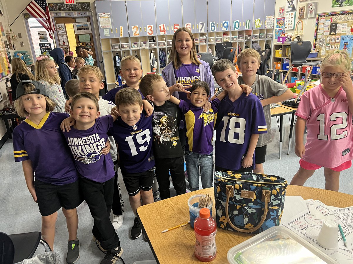sarahvmn's tweet photo. Border battle day with our Vikings fans vs. our lone Packer Backer who was a very good sport all day! #lmemagic #montimagic https://t.co/VMjUrW6C8f