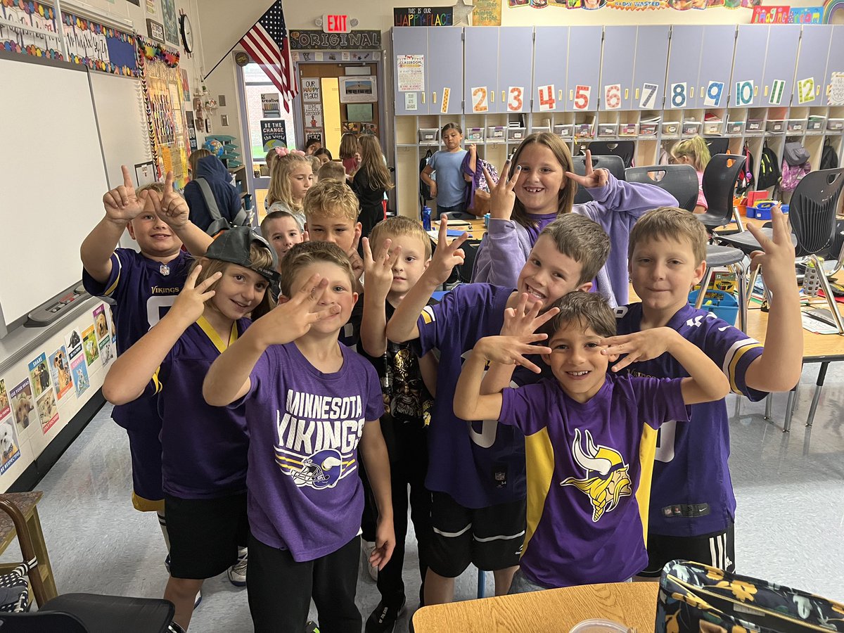 sarahvmn's tweet photo. Border battle day with our Vikings fans vs. our lone Packer Backer who was a very good sport all day! #lmemagic #montimagic https://t.co/VMjUrW6C8f
