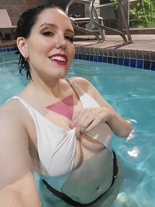 I look good wet https://t.co/PtFHG7KTpS