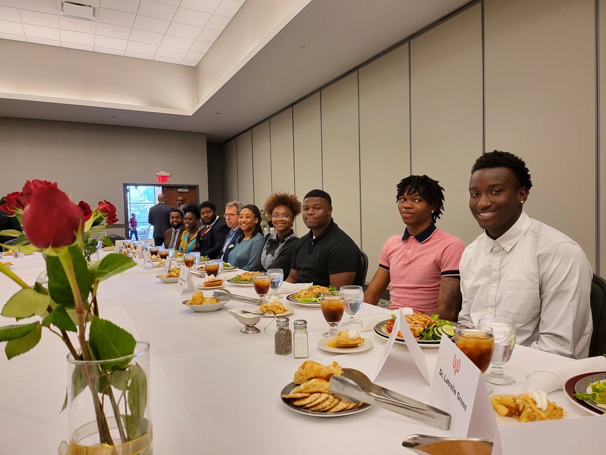 Ahkinyala's tweet photo. Happy to share the good news about VUU's School of Arts and Sciences with Senator Kaine today- Panther Pride 🥰 https://t.co/ckPHWRryRo