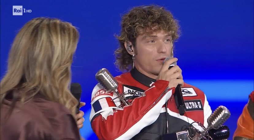 Barbara93243648's tweet photo. Fiera di te te lo meriti filo ,per tutto l'impegno che ci metti in quello che fai ,ieri hai ricevuto tanti premi ,sempre con te,a chi ci sarà sempre ❤️🔥@IRAMAPLUME https://t.co/BLqha2p5nr
