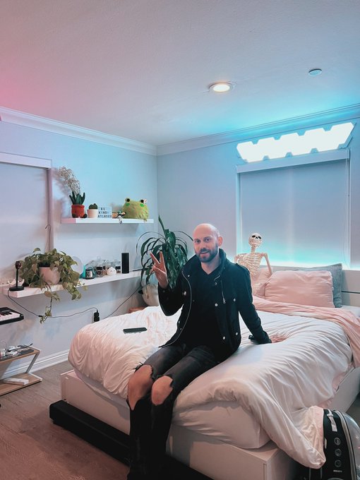 Im finally fully moved in and my room is complete!! 
I already have a cutie in my bed ? @RiotAugust https://t