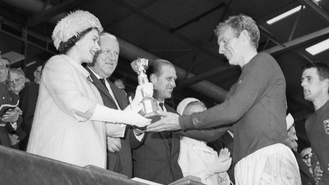 New pod is ready to go!  The boys cover #PremierLeague #ECB breaking news from the #dubai7s As well as paying their respects to #QueenElizabethII  You can 👂🏻 tinyurl.com/2esrztuh or 👀 youtu.be/y_DmDGSV3BE