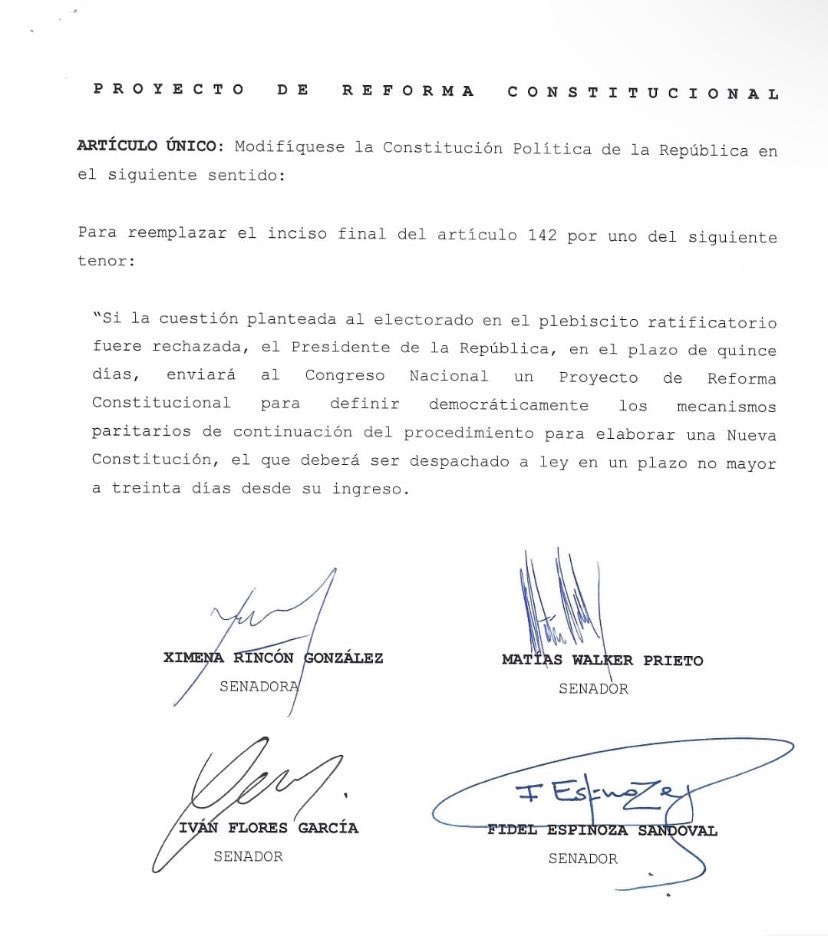 pdhernandezf's tweet photo. Esto es lo más antidemocrático q he visto. Entre gallos y media noche, operadora Ximena Rincón (@ximerincon), ingresa reforma constitucional que modifica el art. 142 y lo arreglan a conveniencia para que el proceso constituyente siga. Es gravísimo esto a espaldas de los chilenos. https://t.co/QbAH6mmP9c