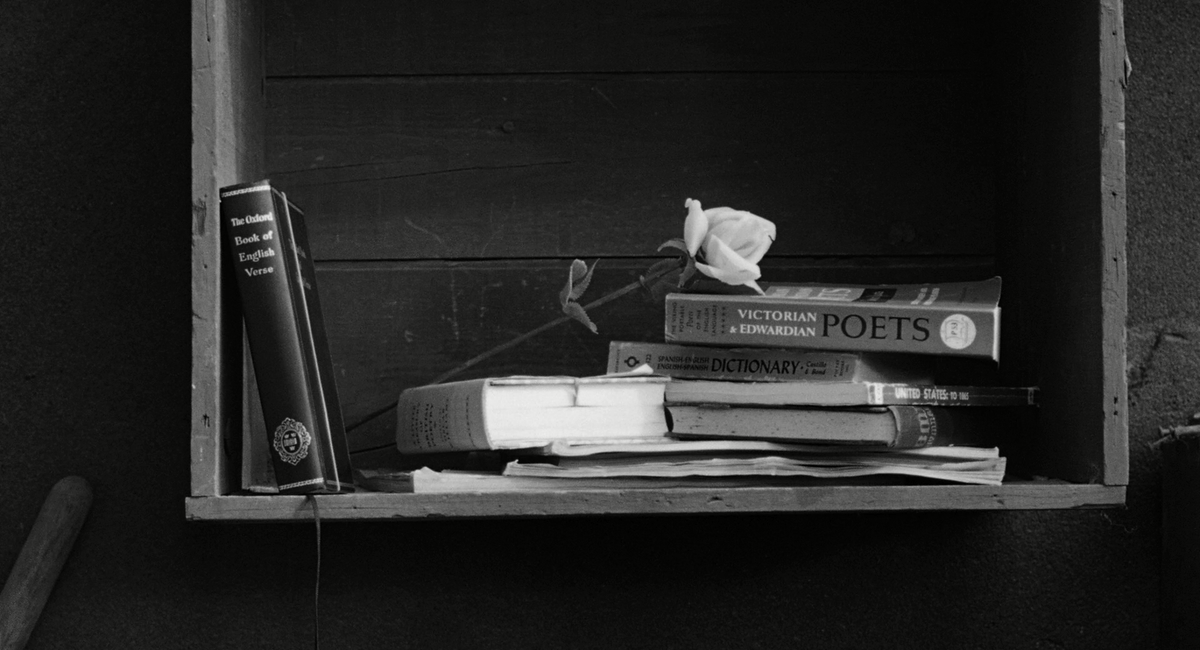 Franz_Propp's tweet photo. A plagiarist's best friend: poetry anthologies in Tony Richardson's "The Loved One":

• "The Oxford Book of English Verse, 1250-1900" (Oxford University Press, 1925)
• "Victorian &amp; Edwardian Poets" (Viking Press, 1950)

#booksinfilms #tonyrichardson #thelovedone https://t.co/sLgORVki2y