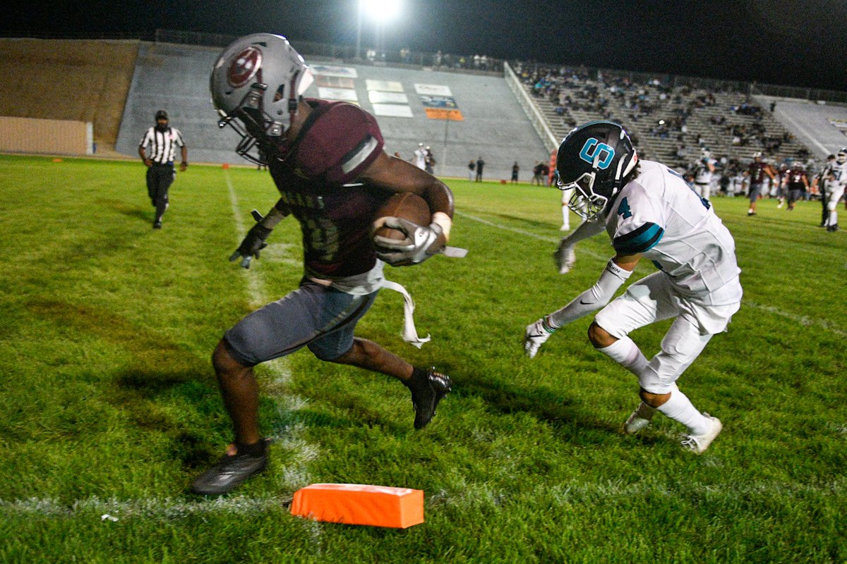 DPPhotoTeam's tweet image. Granite hills Cameron Smith scores twice in just over a minute to put the Cougars up 36-28 @DP_JoseQ @VVDailyPress @DPSports @ghighfootball