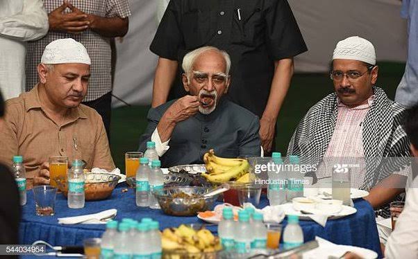 CheerPhaad's tweet photo. इफतार की दावतों में चिकन-लवाबदार चबाते हुए मुसलमान को भी गोल टोपी की याद न आई, लेकिन कट्टर-सेक्युलर अरविंद और मनीष ने कोई गुस्ताखी नहीं की। 😑😑

#FraudKejriwal #CorruptAAP #AAP #ManishSisodia #LiquorScam https://t.co/rqlekXJtiS