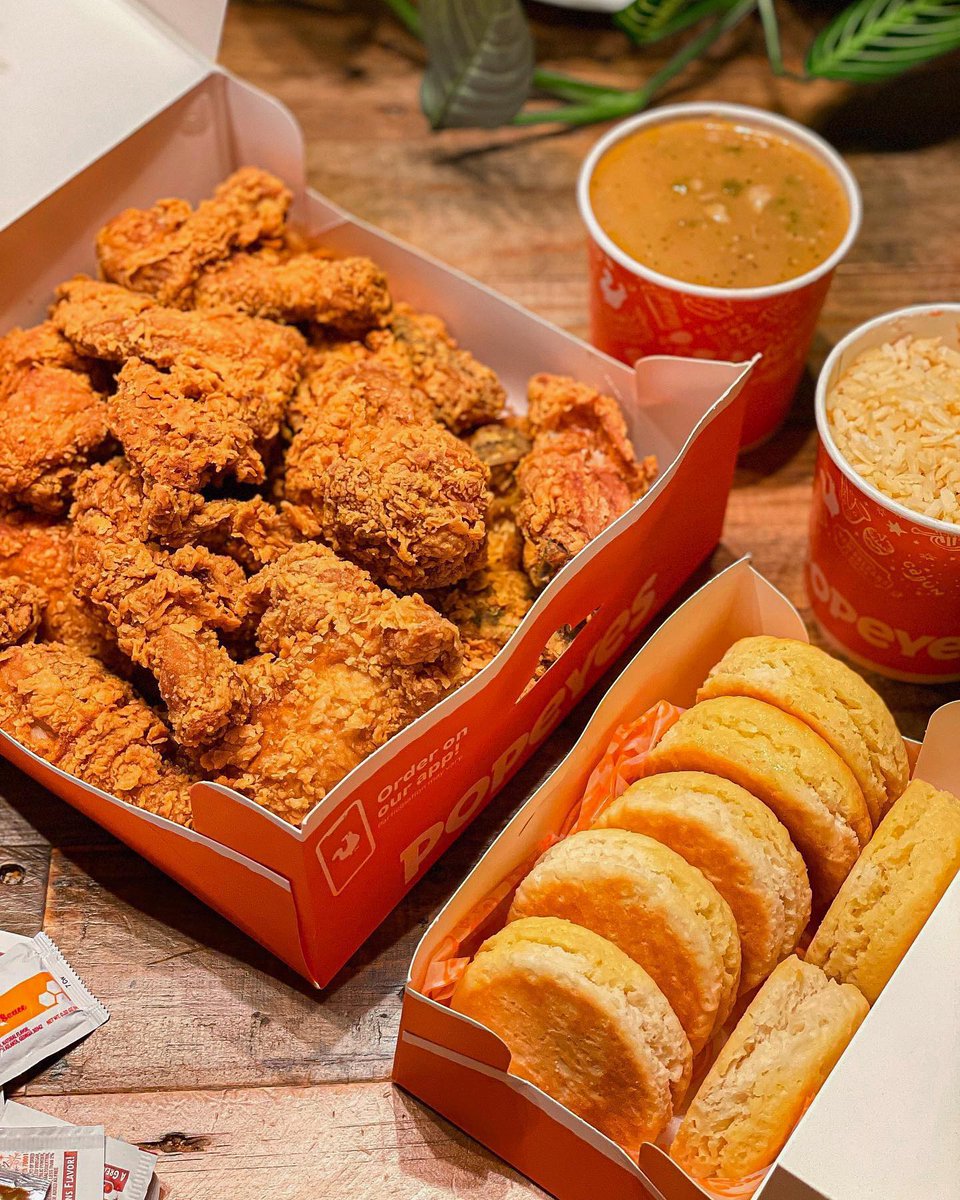 TheAlbionMall's tweet photo. Can you hear the crunch in this pic? 🍗. 📸 @PopeyesCA

#TheAlbionCentre #FriedChicken #Fries #Foodie #crunchy https://t.co/4tQoZ4Lnzp