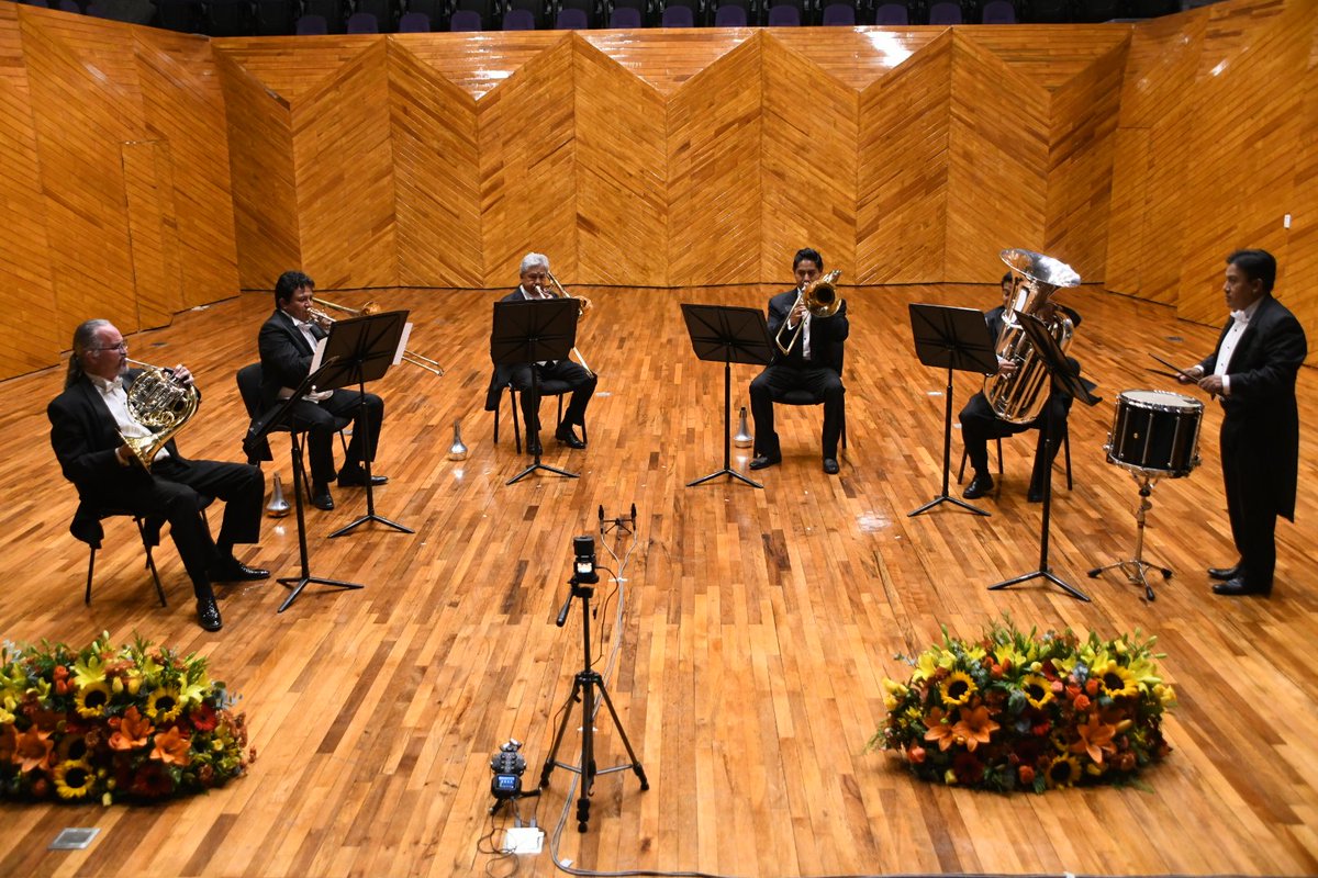 OSEMoficial's tweet photo. Felicidades a los maestros Jorge Vidales, Luis Portillo, Faustino Díaz  y Leonardo Coral por el estreno de sus obras. También a los ensambles de la OSEM, al Cuarteto de guitarras de la Ciudad de México y a la maestra Gloria Huh.
Gracias por su asistencia.
#SomoslaOSEM #Programa1 https://t.co/N4fnlqSx9J