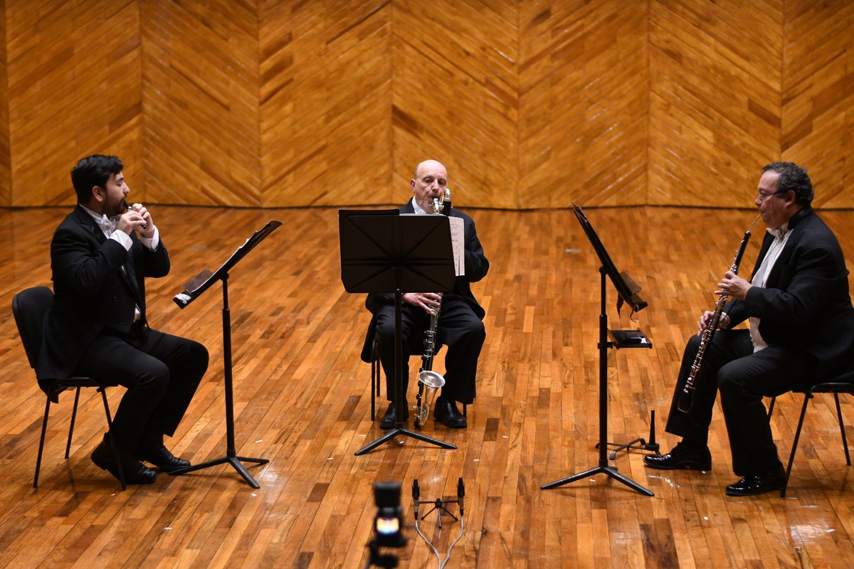 OSEMoficial's tweet photo. Felicidades a los maestros Jorge Vidales, Luis Portillo, Faustino Díaz  y Leonardo Coral por el estreno de sus obras. También a los ensambles de la OSEM, al Cuarteto de guitarras de la Ciudad de México y a la maestra Gloria Huh.
Gracias por su asistencia.
#SomoslaOSEM #Programa1 https://t.co/N4fnlqSx9J