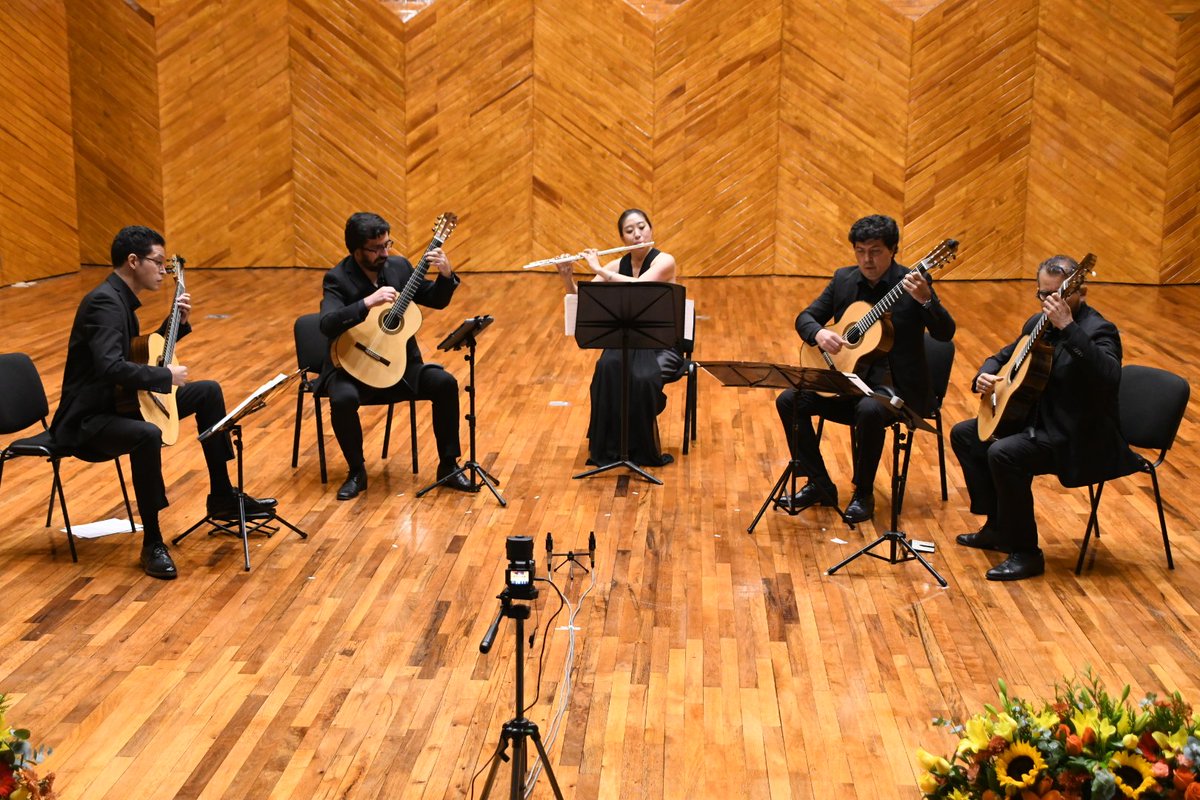 OSEMoficial's tweet photo. Felicidades a los maestros Jorge Vidales, Luis Portillo, Faustino Díaz  y Leonardo Coral por el estreno de sus obras. También a los ensambles de la OSEM, al Cuarteto de guitarras de la Ciudad de México y a la maestra Gloria Huh.
Gracias por su asistencia.
#SomoslaOSEM #Programa1 https://t.co/N4fnlqSx9J