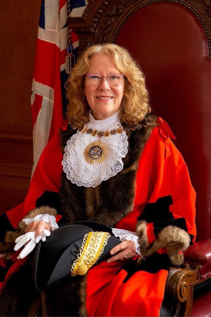 LuRussiaCain's tweet photo. It was an honor to meet Madam Councillor Alison Moore, Mayor, London Borough of Barnet. What an awesome experience! 🇬🇧
#WeAreTheChange  #100successfulwomeninbusiness #DrLuRussia #London #madamcouncilloralisonmoore #mayor https://t.co/YGOkxOBFcH