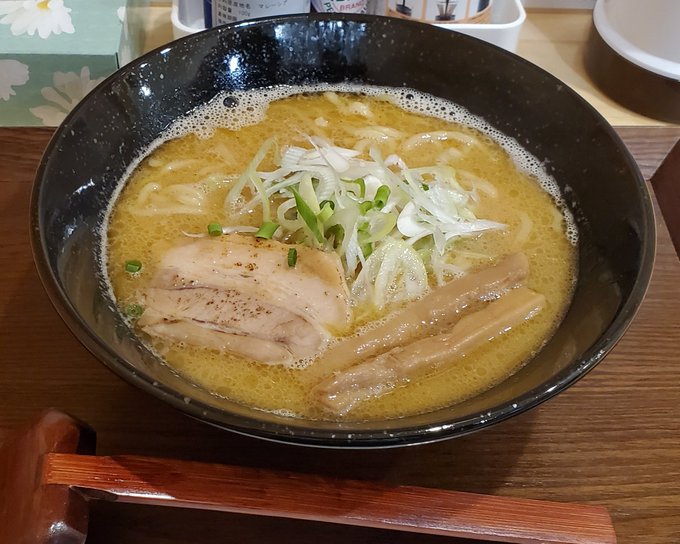 そんなわけでフォロワーさんが行ってたのを見て自分も行きたくなり、酒田港すぐそばに出来たSAKATANTO
 https://t.co/exUAfgfDof でお昼してきました。魚介と鶏・豚のスープがミックスされたラーメンはとても美味しく、潮風を浴びてフィッシュ&amp;チップスも楽しめました。また来よう…! 