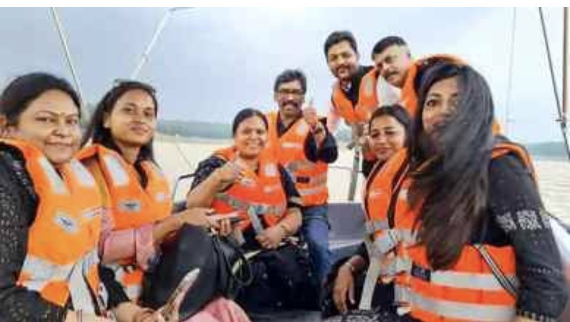 pallavict's tweet photo. After #AnkitaSingh, now Deepak Soni?
In Garhwa, Jharkhand,a youth #DeepakSoni was set ablaze by Kasamuddin by pouring petrol
Earlier,Ankita was burnt alive by Shahrukh in Jharkhand's Dumka
What’s happening in Jharkhand?
While CM busy in saving his khursi & going on picnics? https://t.co/g0CaWYsRG3